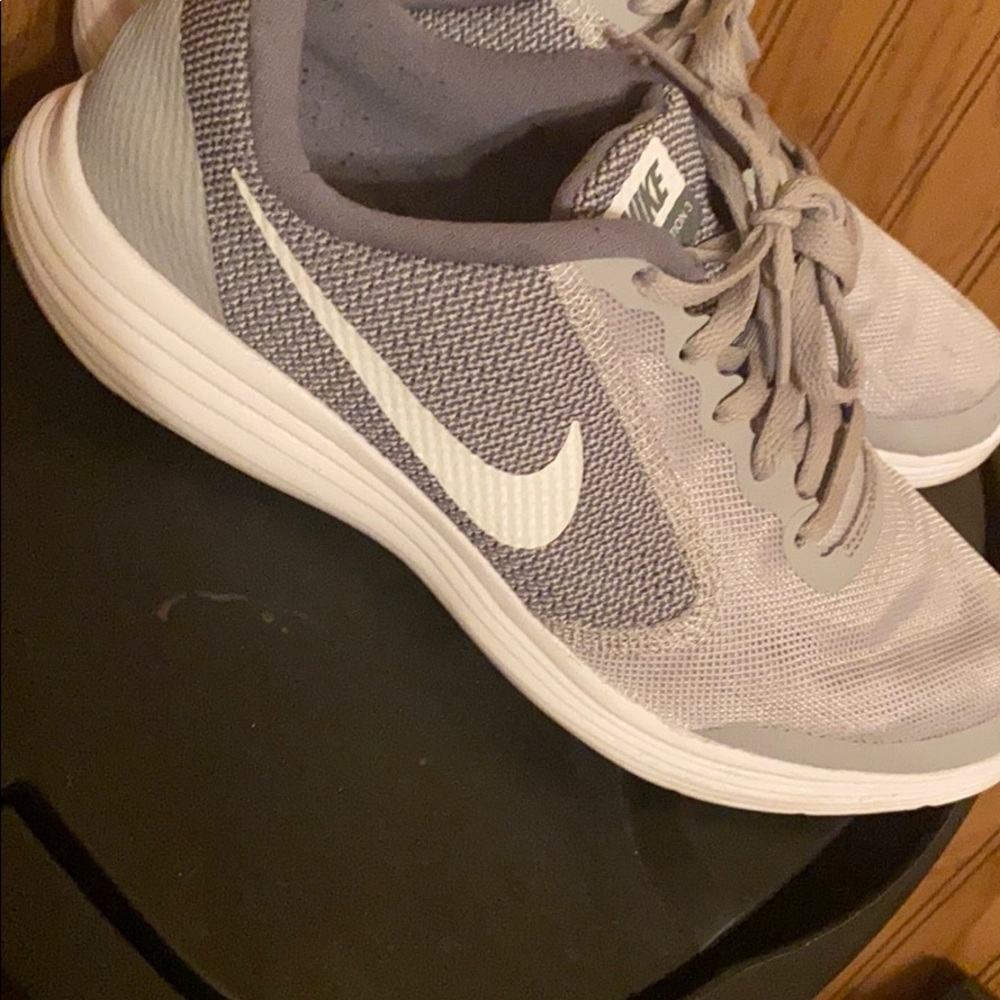 Nike youth revolution 3